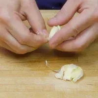 peeling-garlic-square1_thumb-1920w peeling garlic square1 thumb 1920w